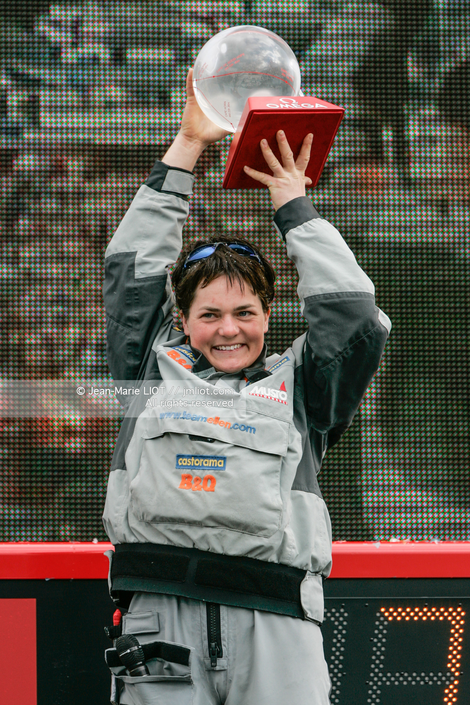 Départ d'Ellen MacArthur à bord du maxi-trimaran B&Q Castorama, pour tenter de battre le record du Tour du Monde en Solitaire sans Escale, à Falmouth (GB), le 27 novembre 2004, photo : Jean-Marie LIOT - www.jmliot.com