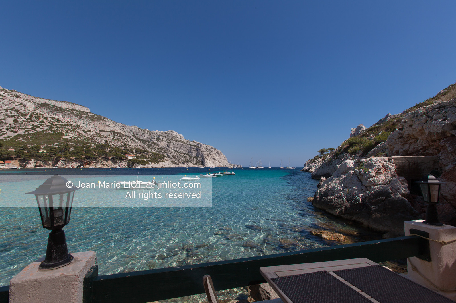 La calanque de Sormiou est située a quelques km de Marseille, l'une des seule calanques habitée elle dissimulke un petit port protégé par une digue.L'eau y est particulièremant claire et d'une grande richese en termes d'espèces animales et végétales..Photo © Jean-Marie Liot.