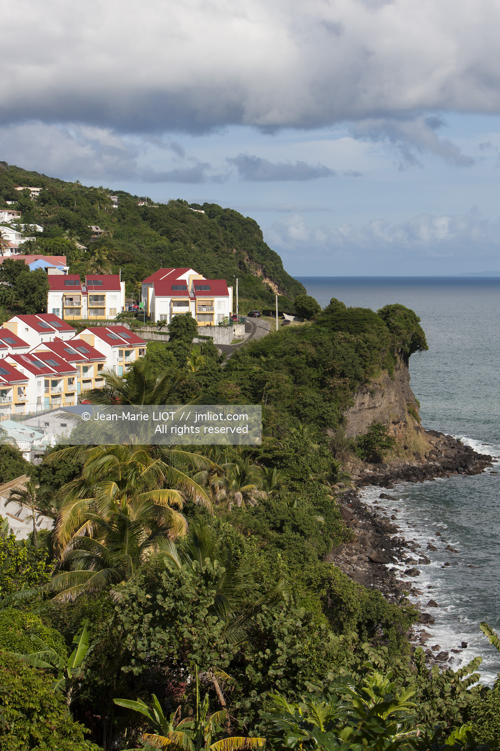 La Guadeloupe est un departement français d'Outre Mer situe dans l'archipel des Antilles. L'ile est bordee d'une part par la Mer des Caraïbes et l'Ocean Atlantique..La guadeloupe est composé de deux îles: la Grande-Terre et la Basse-Terre..Photo © Jean-Marie Liot.