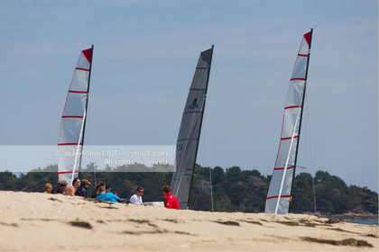 VOILES ET VOILIERS - RAID CATA EN BRETAGNE SUD