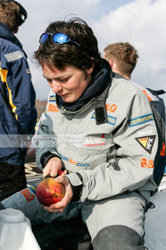 Départ d'Ellen MacArthur à bord du maxi-trimaran B&Q Castorama, pour tenter de battre le record du Tour du Monde en Solitaire sans Escale, à Falmouth (GB), le 27 novembre 2004, photo : Jean-Marie LIOT - www.jmliot.com