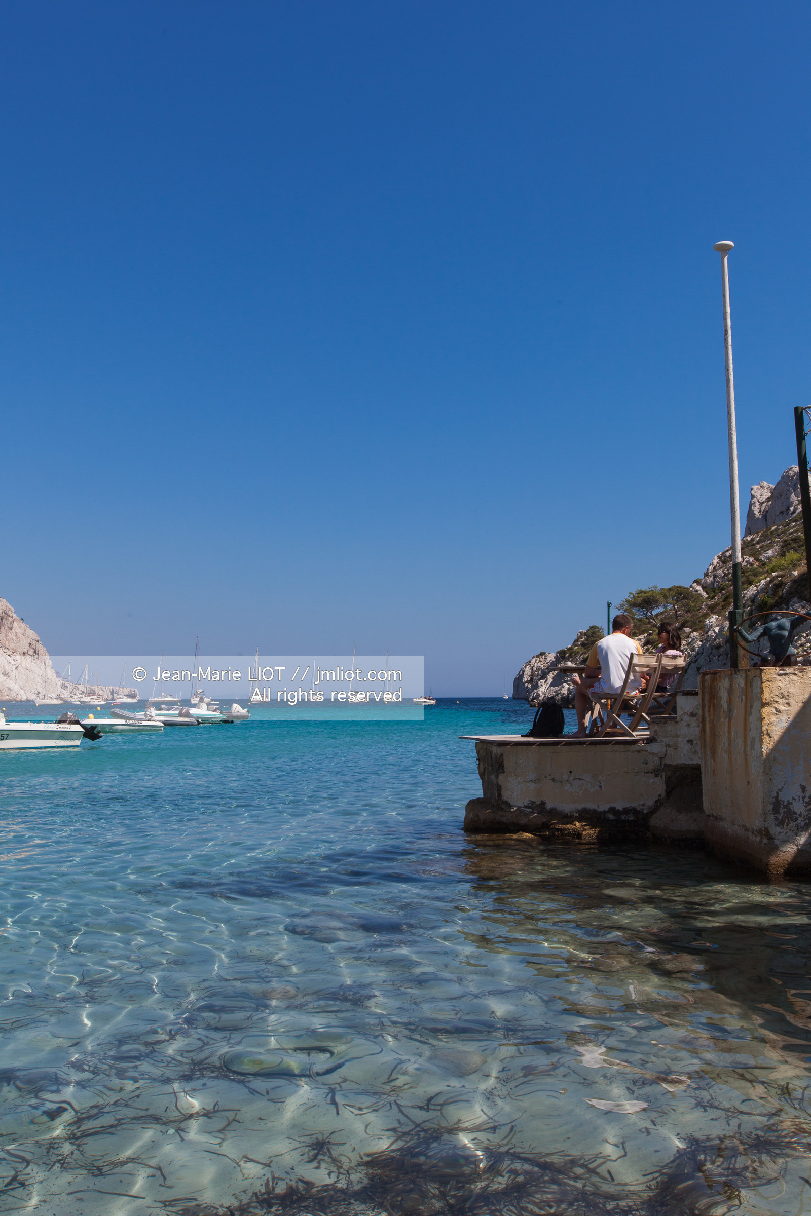 La calanque de Sormiou est située a quelques km de Marseille, l'une des seule calanques habitée elle dissimulke un petit port protégé par une digue.L'eau y est particulièremant claire et d'une grande richese en termes d'espèces animales et végétales..Photo © Jean-Marie Liot.