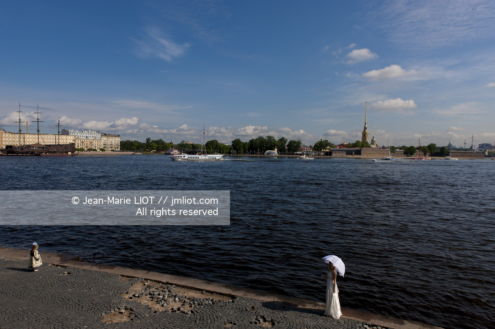 Russie, Saint Petersbourg, classé Patrimoine Mondial de l'UNESCO, le lond de la Neva, jeune mariés.