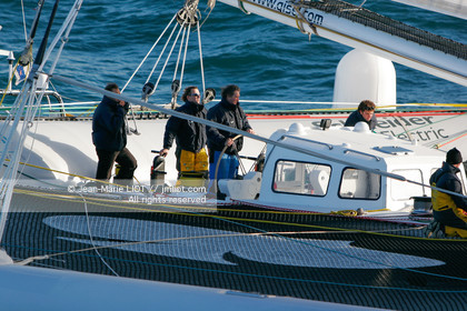Départ du Trophée Jules Verne du maxi trimaran Geronimo, skipper Olivier de Kersauzon, 28 décembre 2004, Photo Jean-Marie LIOT - www.jmliot.com.