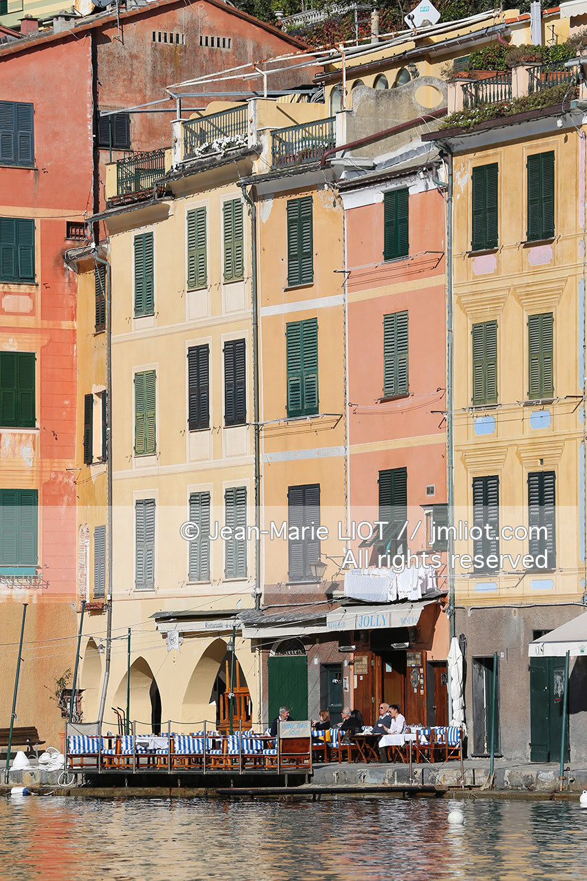 Portofino,le joli port en italien est situé au creux d'une anse sur la côte Ligure. Ce petit port de pêche devenu une des stations balnéaires les plus huppées d'Italie n'a pourtant pas perdu son charme..photo © Jean-Marie Liot.