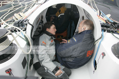Départ d'Ellen MacArthur à bord du maxi-trimaran B&Q Castorama, pour tenter de battre le record du Tour du Monde en Solitaire sans Escale, à Falmouth (GB), le 27 novembre 2004, photo : Jean-Marie LIOT - www.jmliot.com