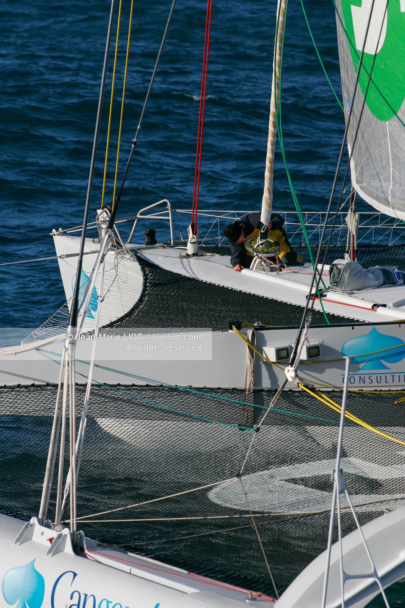 Départ du Trophée Jules Verne du maxi trimaran Geronimo, skipper Olivier de Kersauzon, 28 décembre 2004, Photo Jean-Marie LIOT - www.jmliot.com.