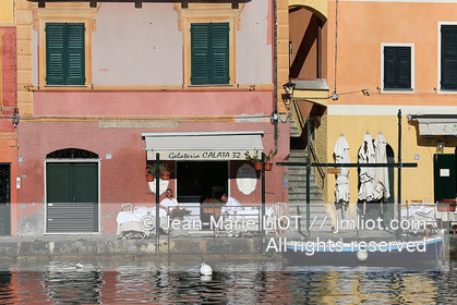 Portofino,le joli port en italien est situé au creux d'une anse sur la côte Ligure. Ce petit port de pêche devenu une des stations balnéaires les plus huppées d'Italie n'a pourtant pas perdu son charme..photo © Jean-Marie Liot.