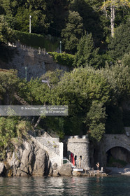 Portofino,le joli port en italien est situé au creux d'une anse sur la côte Ligure. Ce petit port de pêche devenu une des stations balnéaires les plus huppées d'Italie n'a pourtant pas perdu son charme..photo © Jean-Marie Liot.