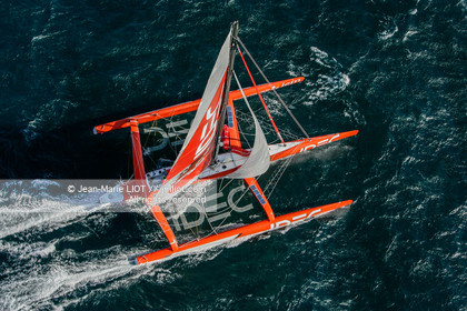 FRANCIS JOYON A L'ENTRAINEMENT SUR IDEC