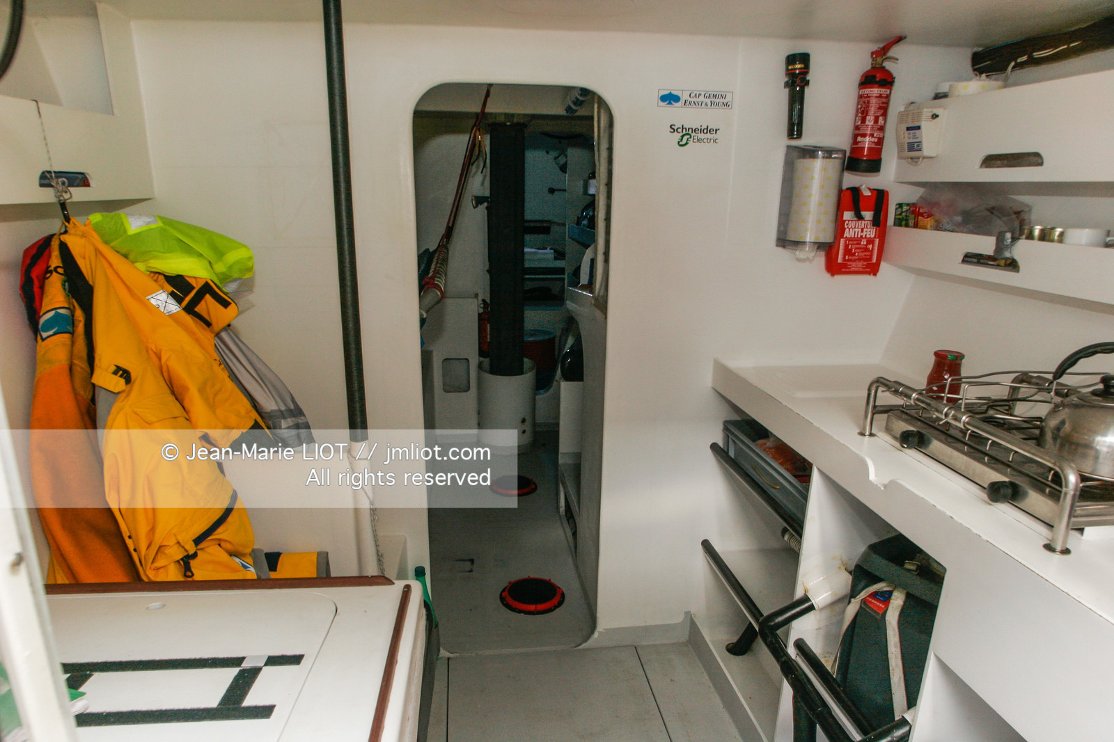 Départ du Trophée Jules Verne du maxi trimaran Geronimo, skipper Olivier de Kersauzon, 28 décembre 2004, Photo Jean-Marie LIOT - www.jmliot.com.