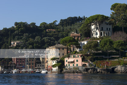 Portofino,le joli port en italien est situé au creux d'une anse sur la côte Ligure. Ce petit port de pêche devenu une des stations balnéaires les plus huppées d'Italie n'a pourtant pas perdu son charme..photo © Jean-Marie Liot.