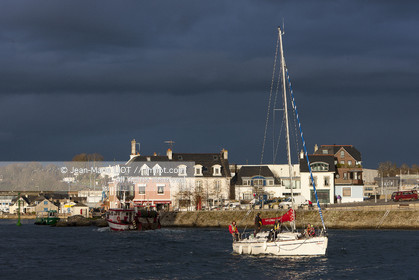 France, Finistère-Sud (29), Concarneau, Voilier quitant le Port de Concarneau