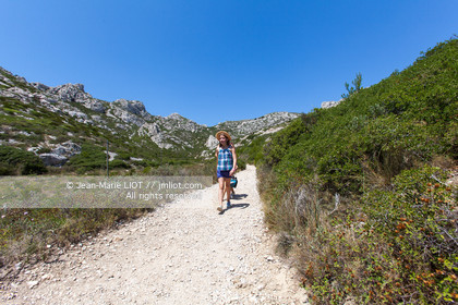 La calanque de Sormiou est située a quelques km de Marseille, l'une des seule calanques habitée elle dissimulke un petit port protégé par une digue.L'eau y est particulièremant claire et d'une grande richese en termes d'espèces animales et végétales..Photo © Jean-Marie Liot.