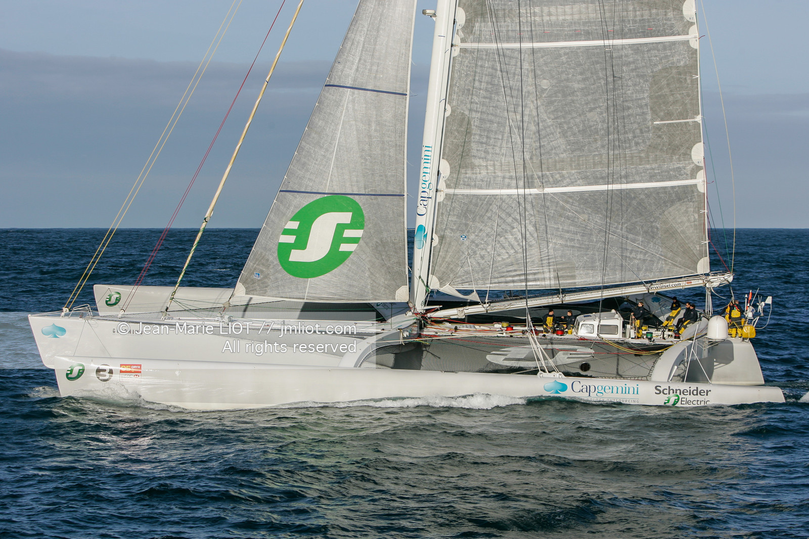 Départ du Trophée Jules Verne du maxi trimaran Geronimo, skipper Olivier de Kersauzon, 28 décembre 2004, Photo Jean-Marie LIOT - www.jmliot.com.