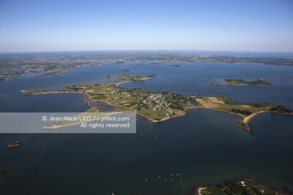 VUE AERIENNE DE VANNES-GOLFE DU MORBIHAN.PHOTO © JEAN-MARIE LIOT.