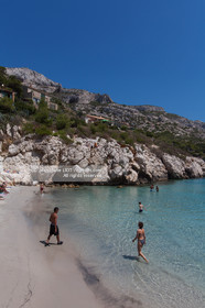 La calanque de Sormiou est située a quelques km de Marseille, l'une des seule calanques habitée elle dissimulke un petit port protégé par une digue.L'eau y est particulièremant claire et d'une grande richese en termes d'espèces animales et végétales..Photo © Jean-Marie Liot.