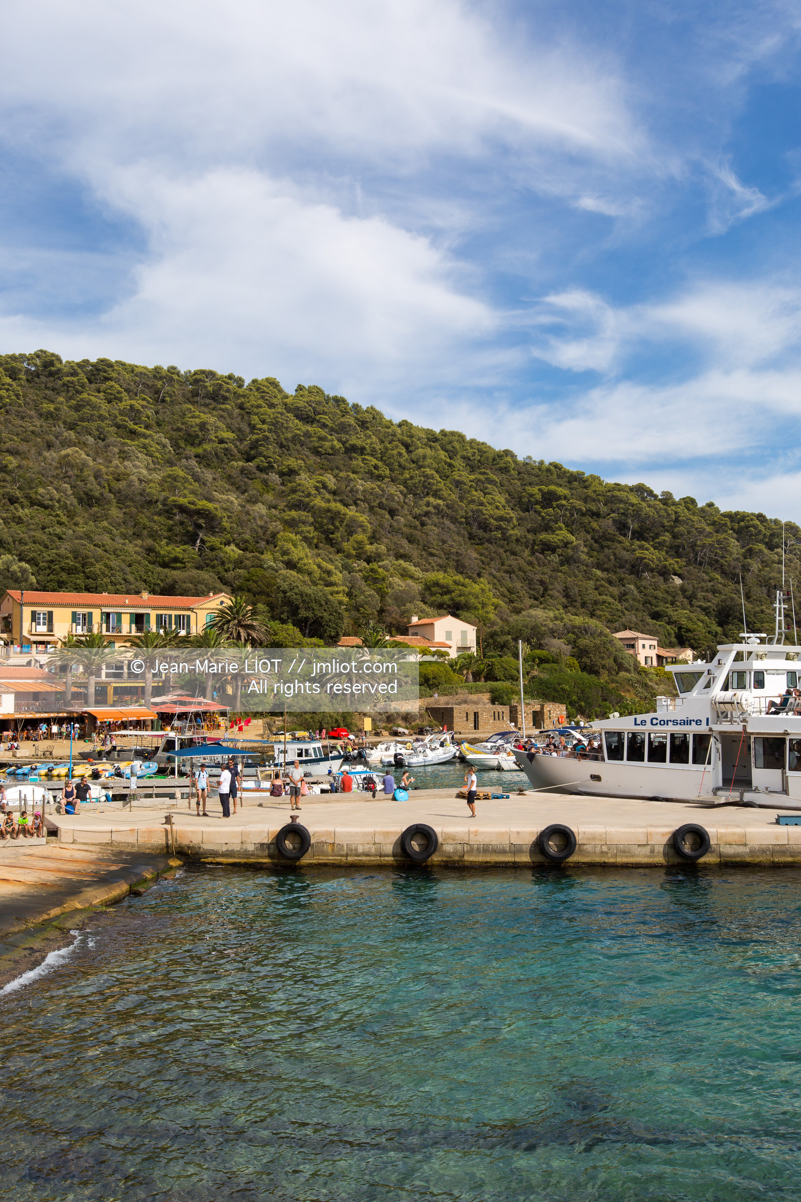 Port-Cros, au large d'Hyères dans le département du Var, petite île de 4 km de long est une réserve de la faune et la flore. Photo © Jean-Marie Liot.