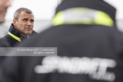 Maxi-Triimaran Spindrift 2 Launching