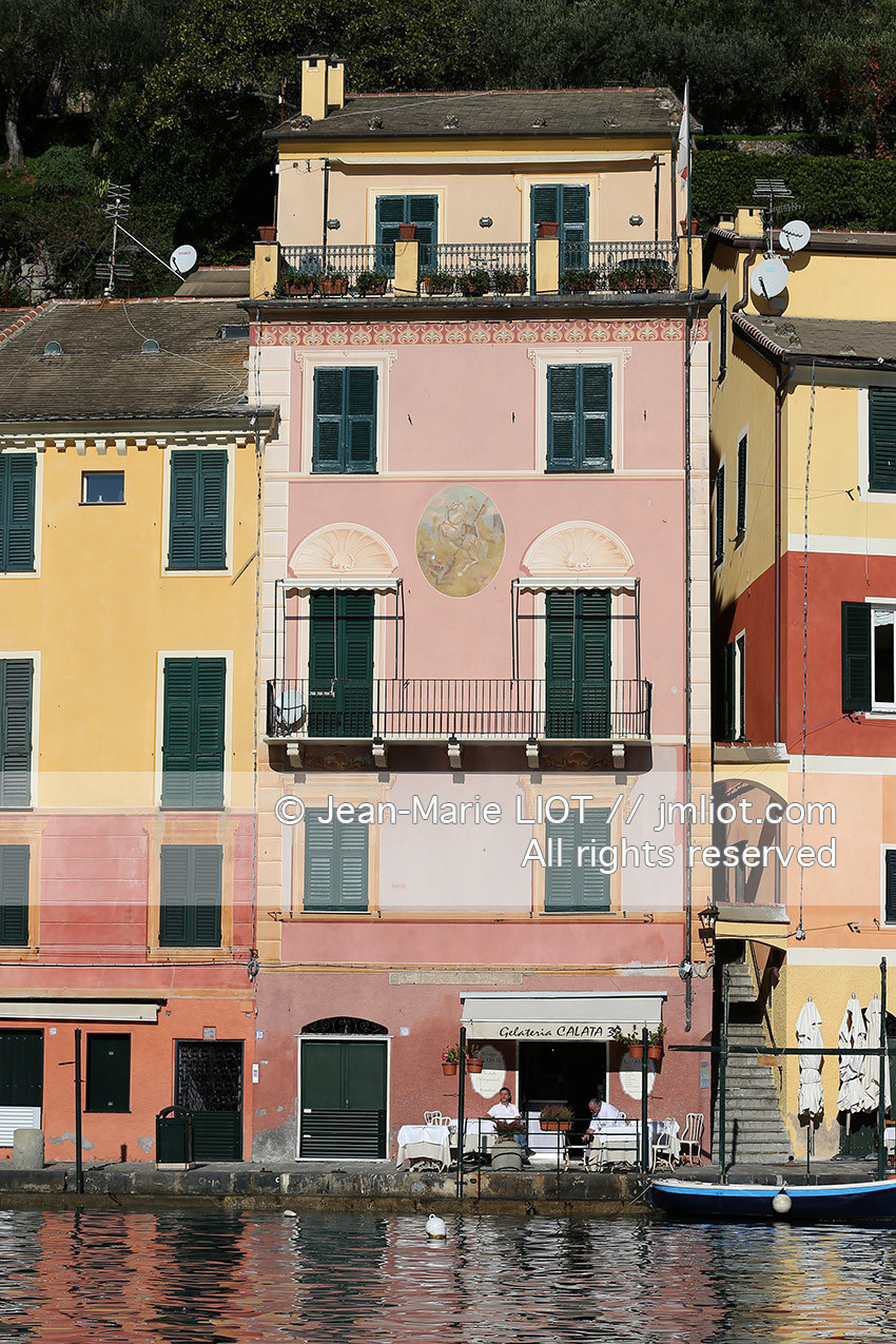 Portofino,le joli port en italien est situé au creux d'une anse sur la côte Ligure. Ce petit port de pêche devenu une des stations balnéaires les plus huppées d'Italie n'a pourtant pas perdu son charme..photo © Jean-Marie Liot.
