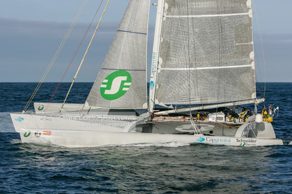 Départ du Trophée Jules Verne du maxi trimaran Geronimo, skipper Olivier de Kersauzon, 28 décembre 2004, Photo Jean-Marie LIOT - www.jmliot.com.