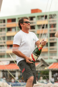 ROUTE DU RHUM 2010 - ARRIVEE DE LIONEL LEMONCHOIS