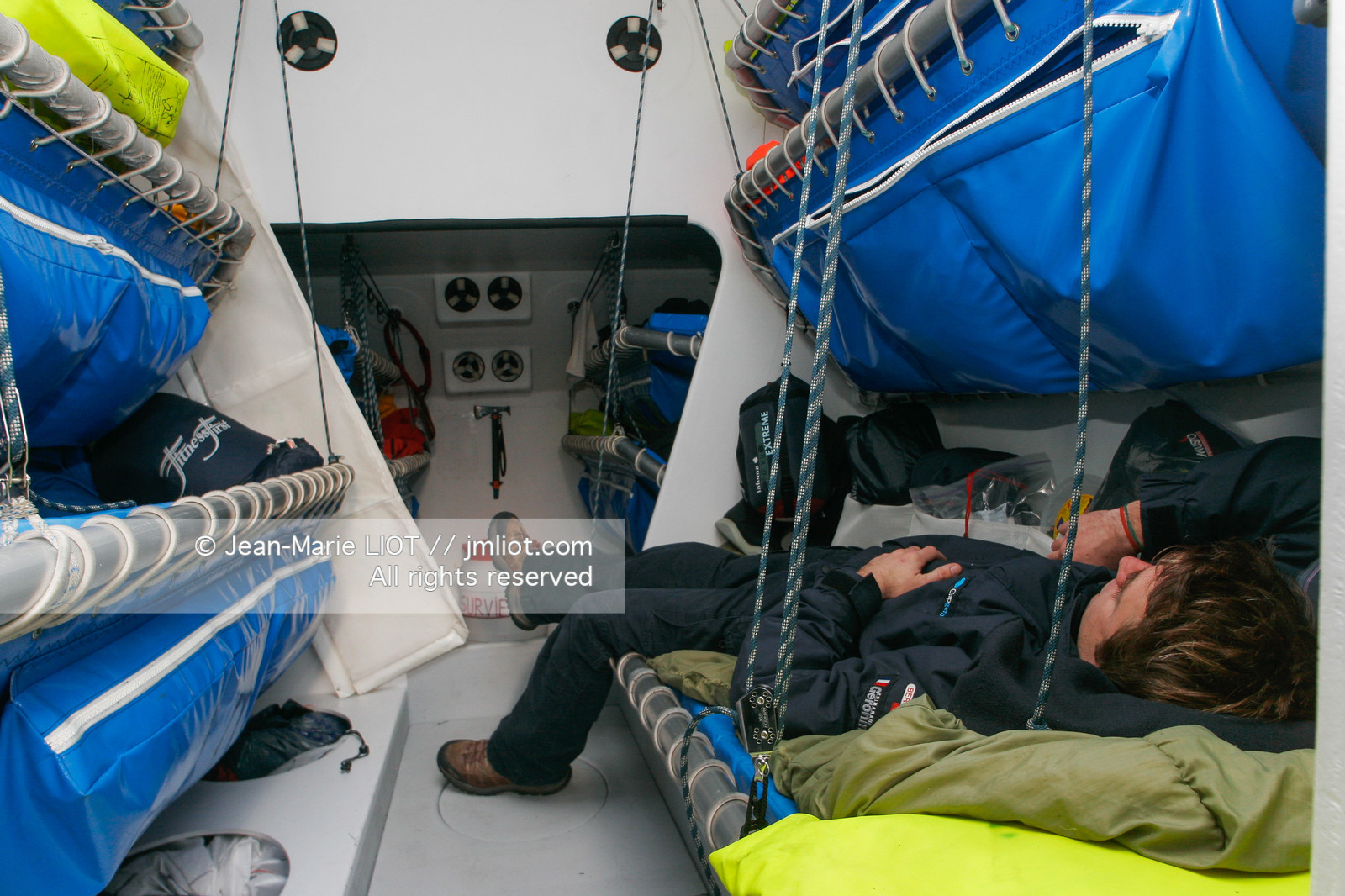 Départ du Trophée Jules Verne du maxi trimaran Geronimo, skipper Olivier de Kersauzon, 28 décembre 2004, Photo Jean-Marie LIOT - www.jmliot.com.