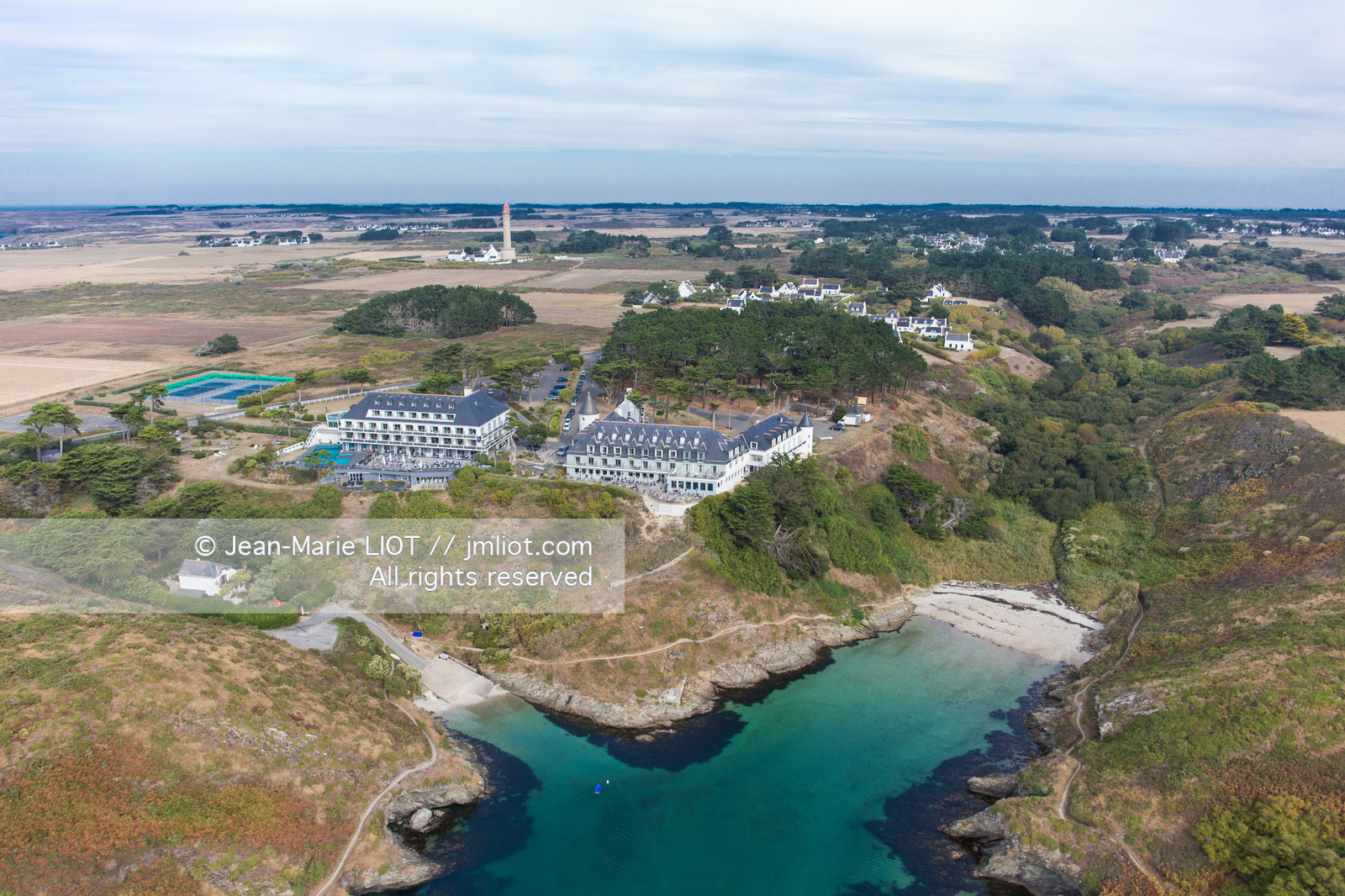 Vue aérienne de belle-ile-en-mer avec l'hotel Castel Clara et le phare de Goulphar. Photo© Jean-Marie Liot.