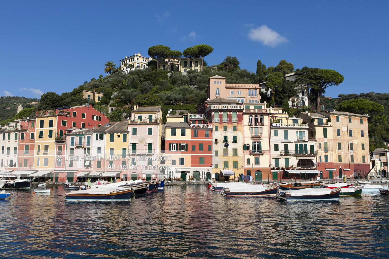 Portofino,le joli port en italien est situé au creux d'une anse sur la côte Ligure. Ce petit port de pêche devenu une des stations balnéaires les plus huppées d'Italie n'a pourtant pas perdu son charme..photo © Jean-Marie Liot.