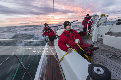 VOILE MAGAZINE - 100 MILLES A BORD