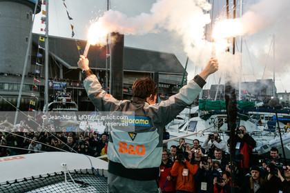 Départ d'Ellen MacArthur à bord du maxi-trimaran B&Q Castorama, pour tenter de battre le record du Tour du Monde en Solitaire sans Escale, à Falmouth (GB), le 27 novembre 2004, photo : Jean-Marie LIOT - www.jmliot.com
