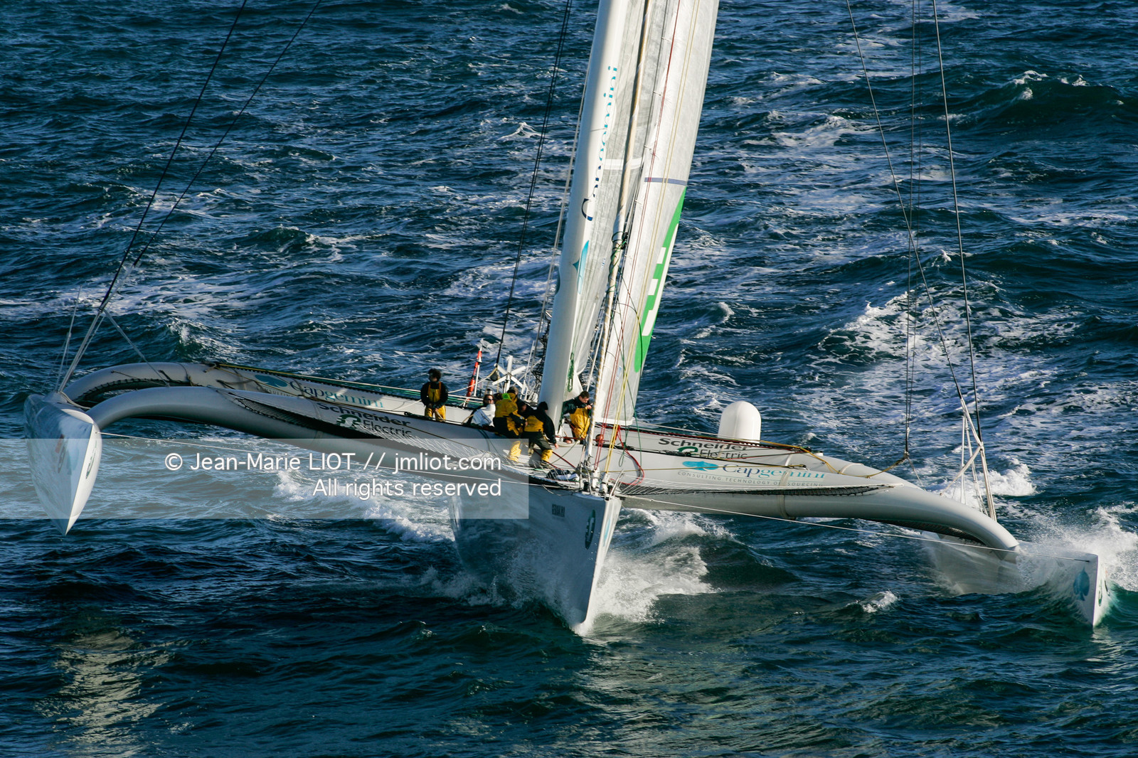 Départ du Trophée Jules Verne du maxi trimaran Geronimo, skipper Olivier de Kersauzon, 28 décembre 2004, Photo Jean-Marie LIOT - www.jmliot.com.