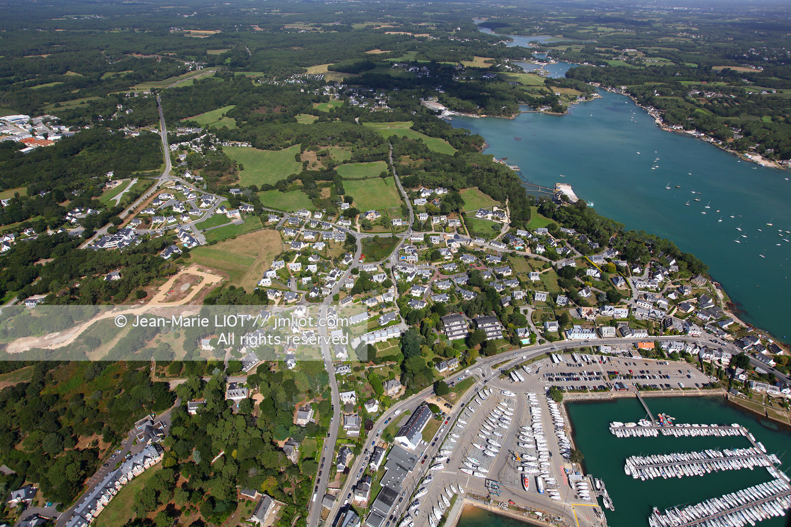 VUE AERIENNE DU GOLFE DU MORBIHAN .PHOTO © JEAN-MARIE LIOT.