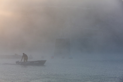 France, Morbihan (56), Belle-Ile, Pêcheur dans le port de Suzon dans la brume du matin
