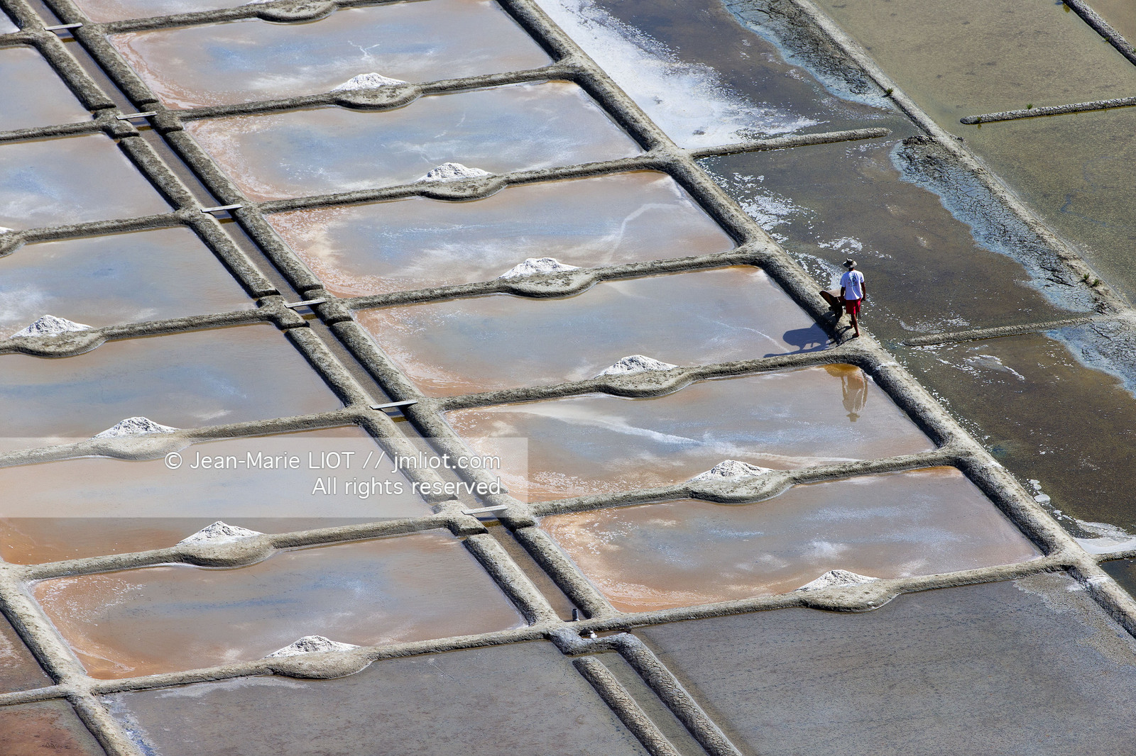Carnac, vue aerienne des marais salants..© JEAN-MARIE LIOT.Carnac, aerial view of the salt marshes