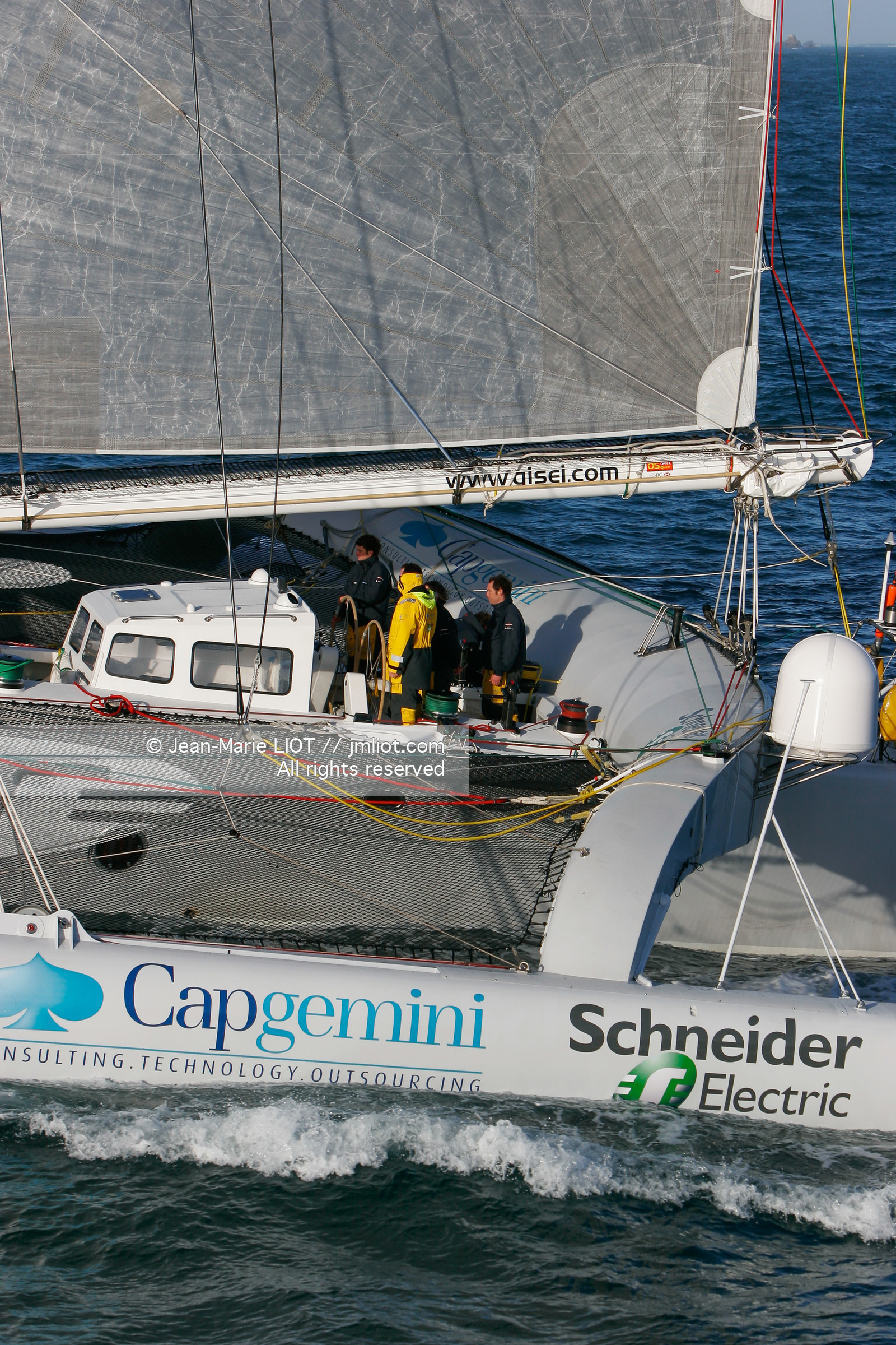 Départ du Trophée Jules Verne du maxi trimaran Geronimo, skipper Olivier de Kersauzon, 28 décembre 2004, Photo Jean-Marie LIOT - www.jmliot.com.