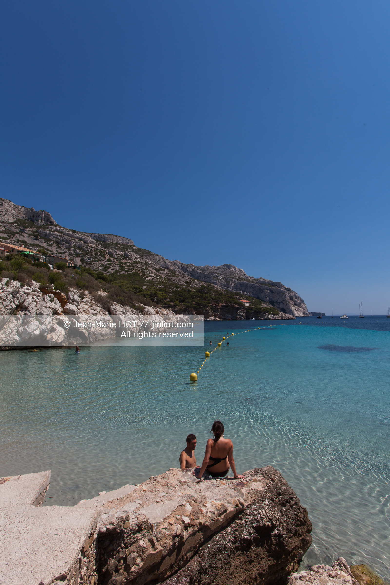 La calanque de Sormiou est située a quelques km de Marseille, l'une des seule calanques habitée elle dissimulke un petit port protégé par une digue.L'eau y est particulièremant claire et d'une grande richese en termes d'espèces animales et végétales..Photo © Jean-Marie Liot.