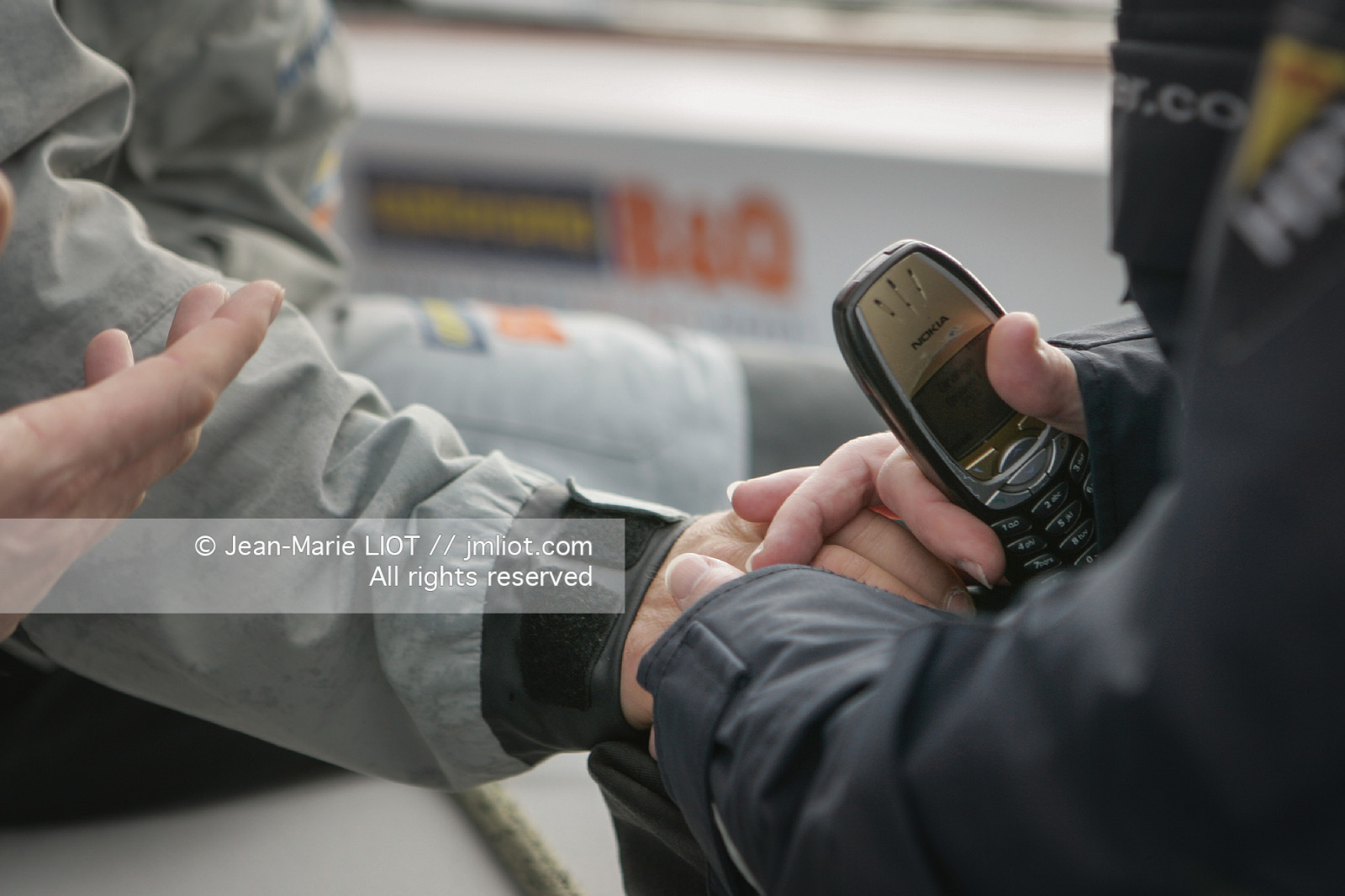 Départ d'Ellen MacArthur à bord du maxi-trimaran B&Q Castorama, pour tenter de battre le record du Tour du Monde en Solitaire sans Escale, à Falmouth (GB), le 27 novembre 2004, photo : Jean-Marie LIOT - www.jmliot.com