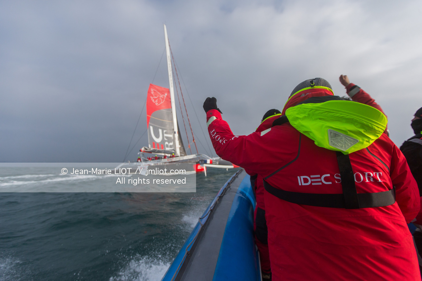 IDEC SPORT- ARRIVEE  RECORD TROPHEE JULES VERNE