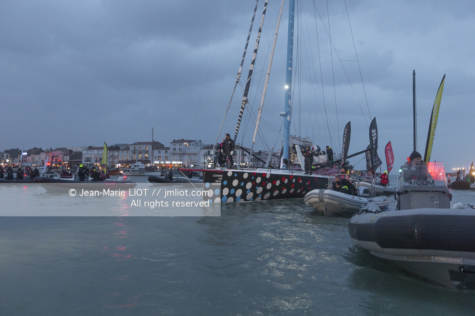 VENDEE GLOBE 2016-2017 - ARRIVEE ERIC BELLION - COMME UN SEUL HOMME