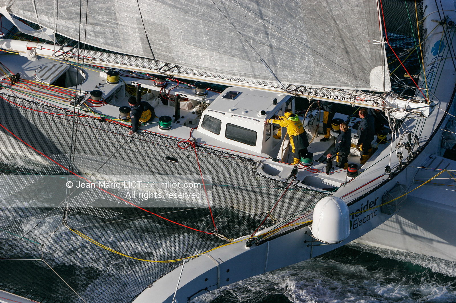 Départ du Trophée Jules Verne du maxi trimaran Geronimo, skipper Olivier de Kersauzon, 28 décembre 2004, Photo Jean-Marie LIOT - www.jmliot.com.