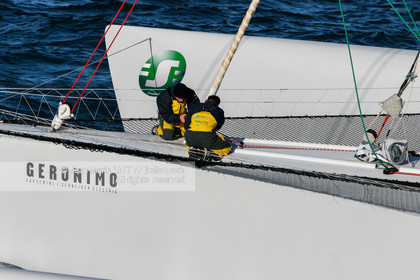 Départ du Trophée Jules Verne du maxi trimaran Geronimo, skipper Olivier de Kersauzon, 28 décembre 2004, Photo Jean-Marie LIOT - www.jmliot.com.