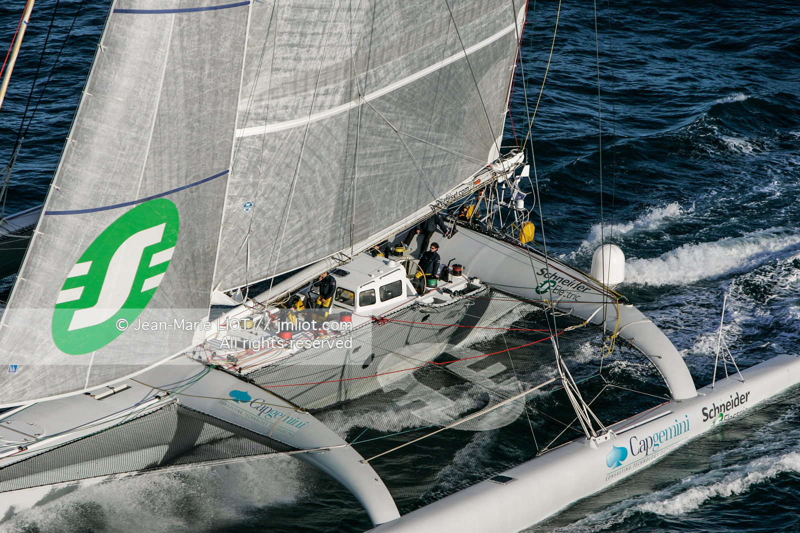 Départ du Trophée Jules Verne du maxi trimaran Geronimo, skipper Olivier de Kersauzon, 28 décembre 2004, Photo Jean-Marie LIOT - www.jmliot.com.