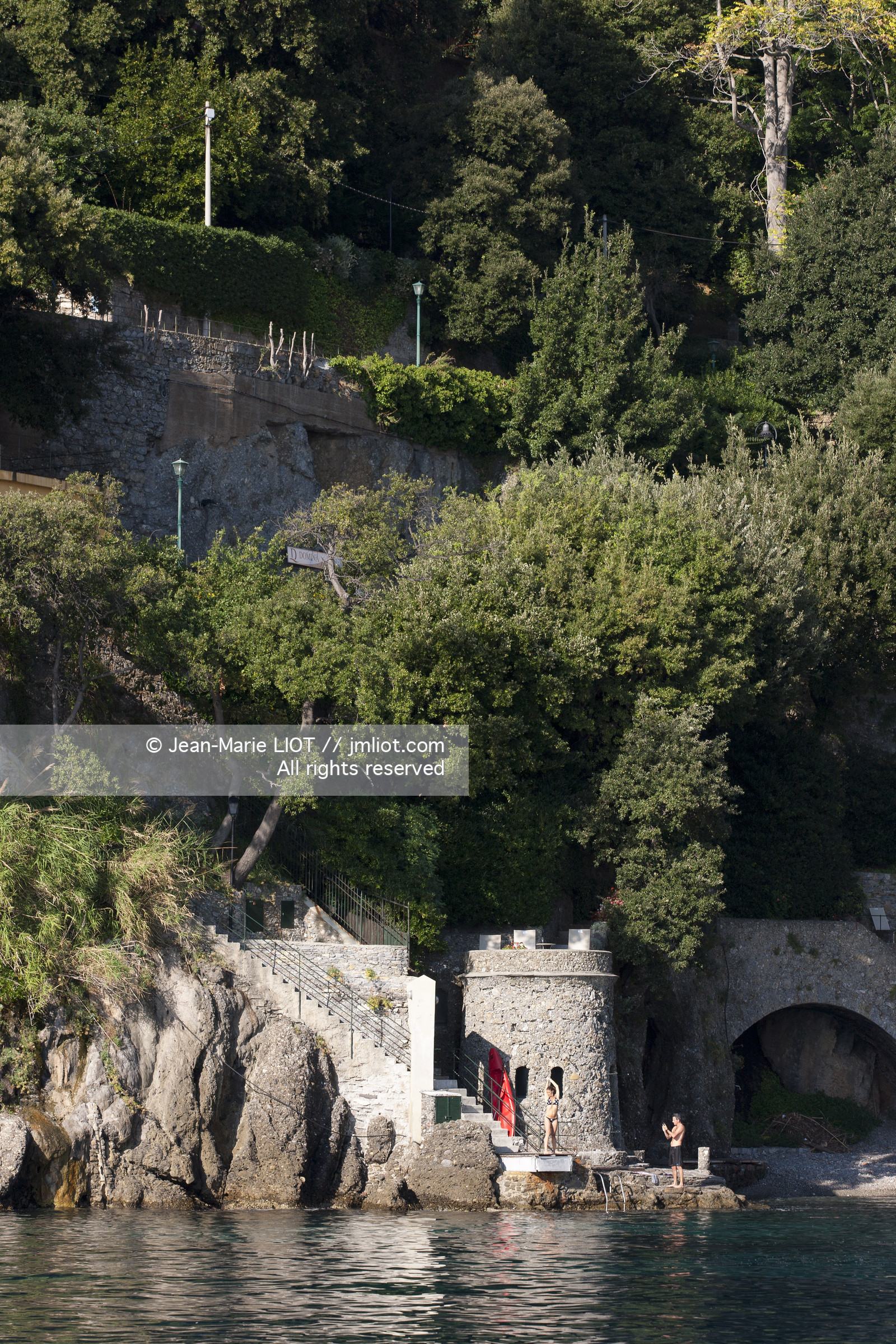 Portofino,le joli port en italien est situé au creux d'une anse sur la côte Ligure. Ce petit port de pêche devenu une des stations balnéaires les plus huppées d'Italie n'a pourtant pas perdu son charme..photo © Jean-Marie Liot.