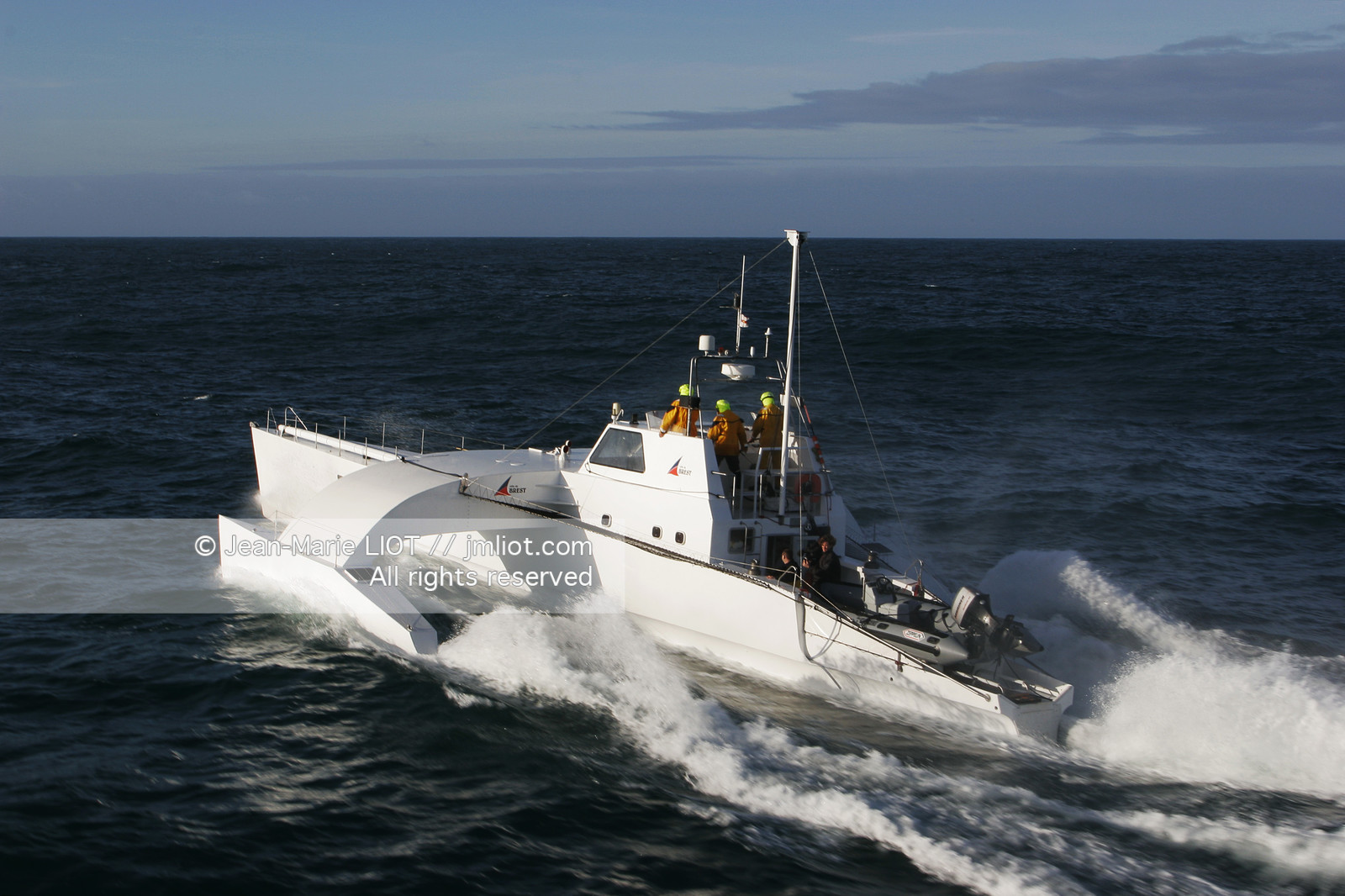 Ocean Alchimist, Olivier de Kersauzon, au large d'Ouessant le 29 décembre 2004, Photo Jean-Marie LIOT - www.jmliot.com.