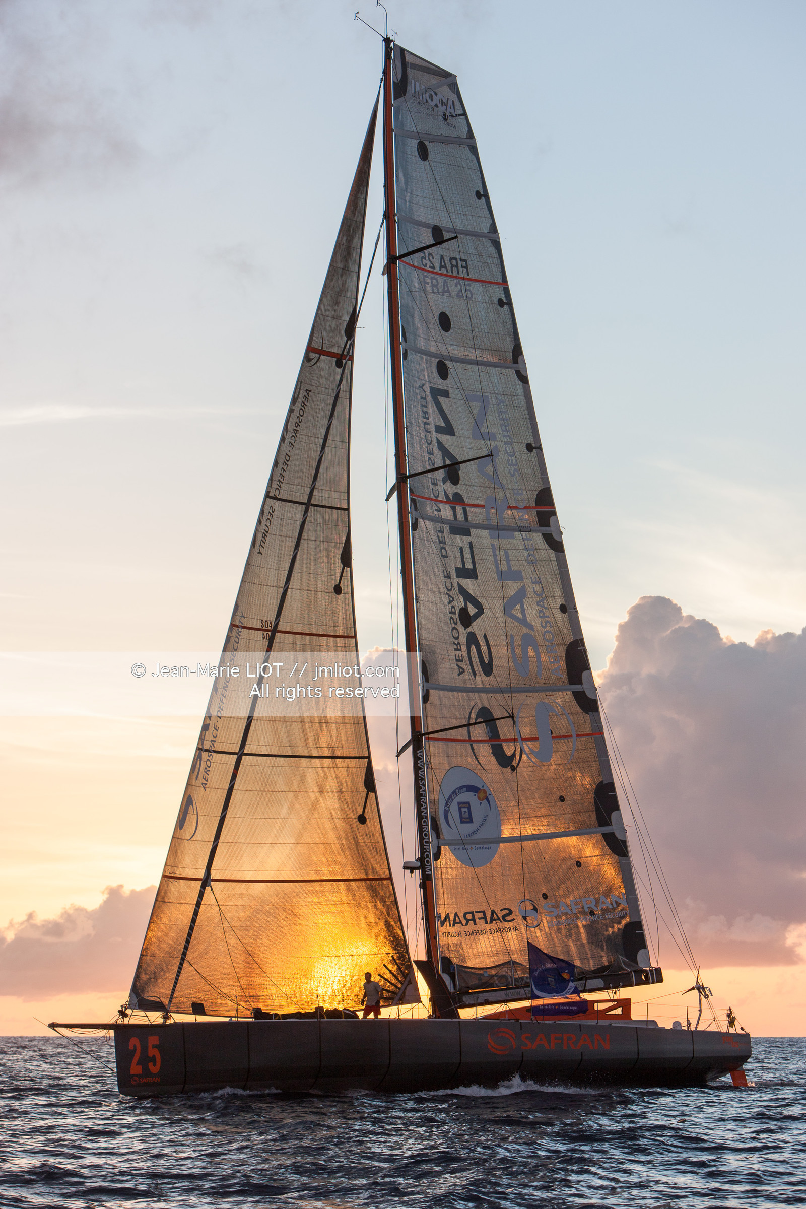 ROUTE DU RHUM 2010 - ARRIVEE DE MARC GUILLEMOT