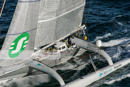 Départ du Trophée Jules Verne du maxi trimaran Geronimo, skipper Olivier de Kersauzon, 28 décembre 2004, Photo Jean-Marie LIOT - www.jmliot.com.