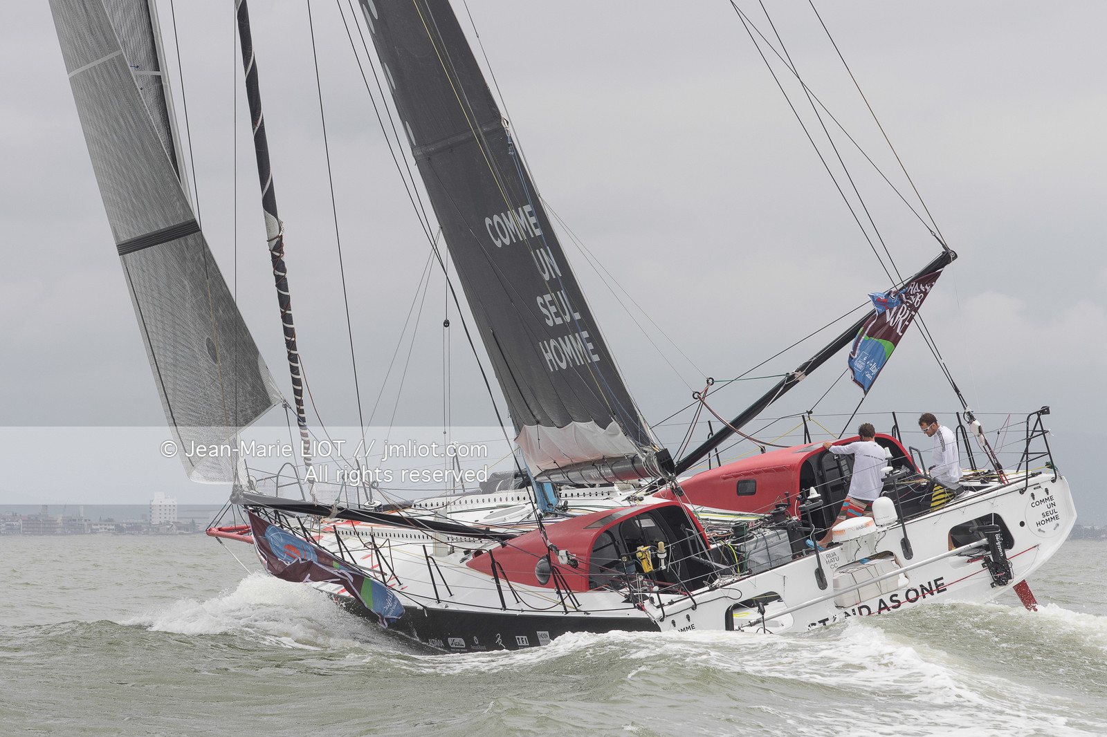 Itajaï (Brazil) le 13 November 2015, arrivée de Eric Bellion et Sam Goodchild à bord de l'imoca comme un seul homme. Photo © Jean-Marie Liot   DPPI..