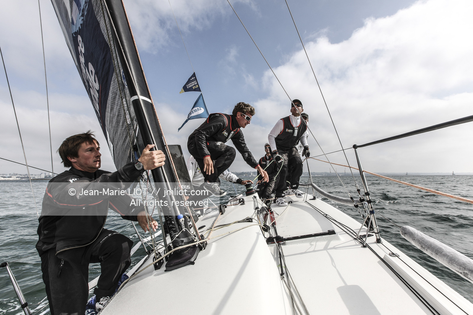 TOUR DE FRANCE A LA VOILE 2013 - BREST 12 07 2013 - PHOTO JEAN MARIE LIOT - A BORD DE SODEBO AVEC THOMAS COVILLE ET SON EQUIPAGE.