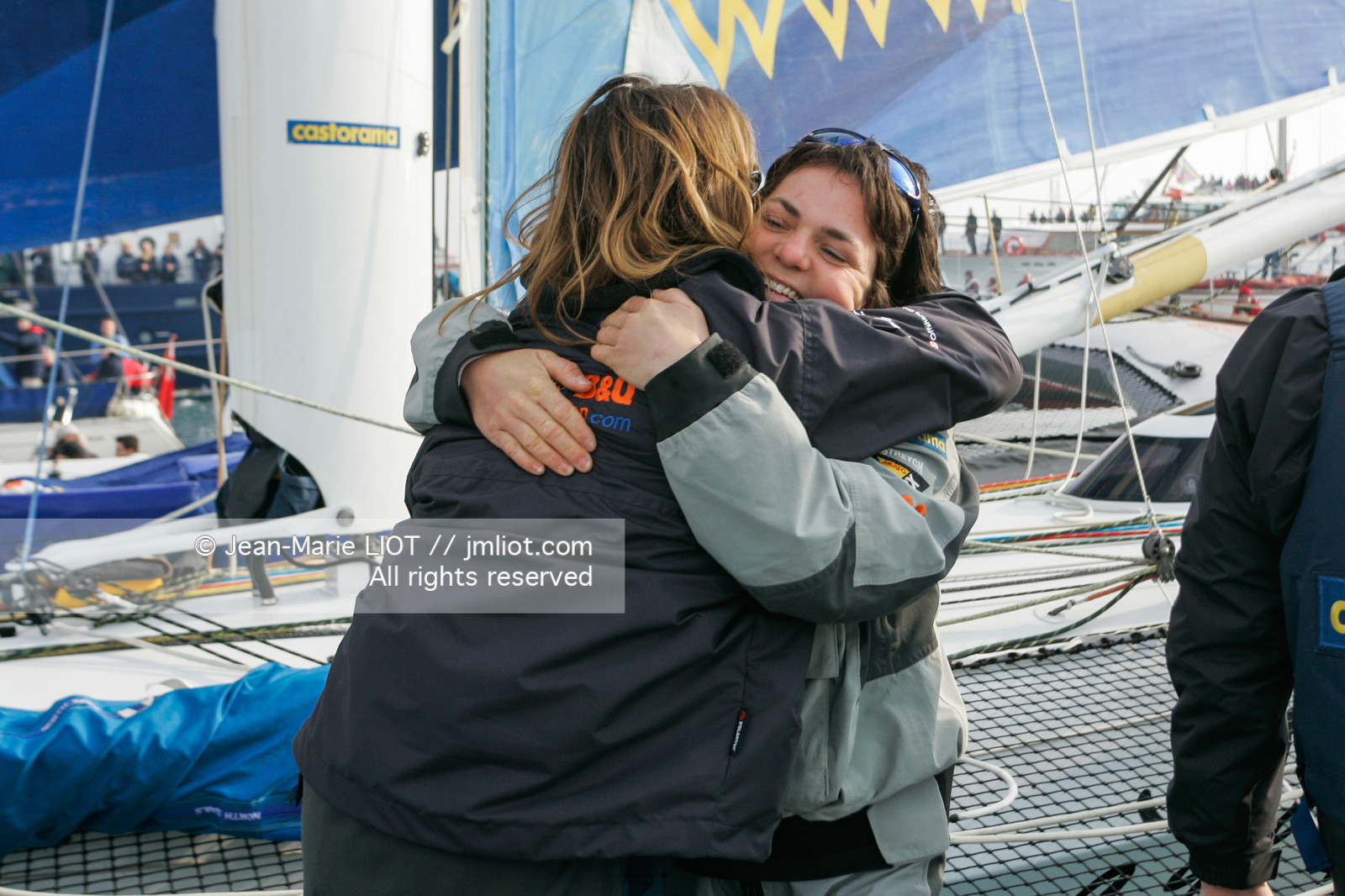 Départ d'Ellen MacArthur à bord du maxi-trimaran B&Q Castorama, pour tenter de battre le record du Tour du Monde en Solitaire sans Escale, à Falmouth (GB), le 27 novembre 2004, photo : Jean-Marie LIOT - www.jmliot.com